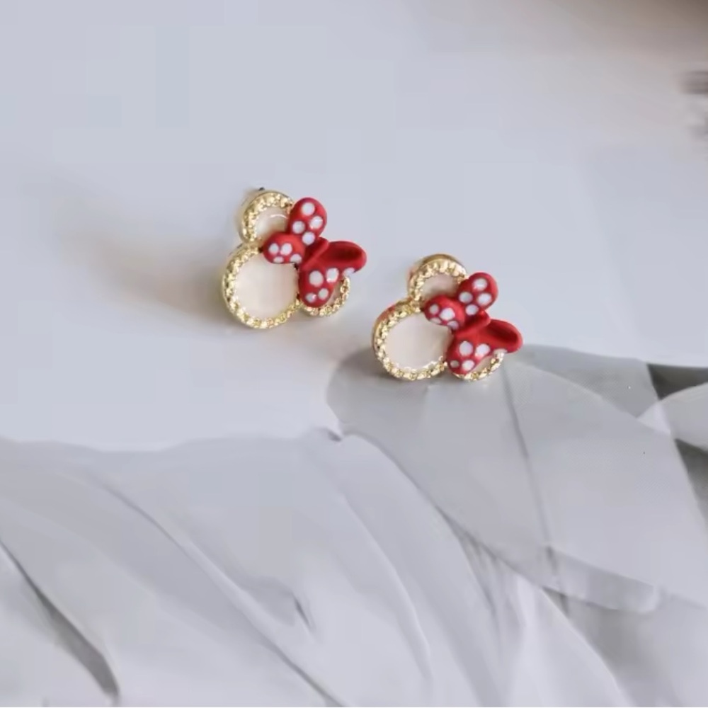 Red and White Jewelry Set with Elegant Design